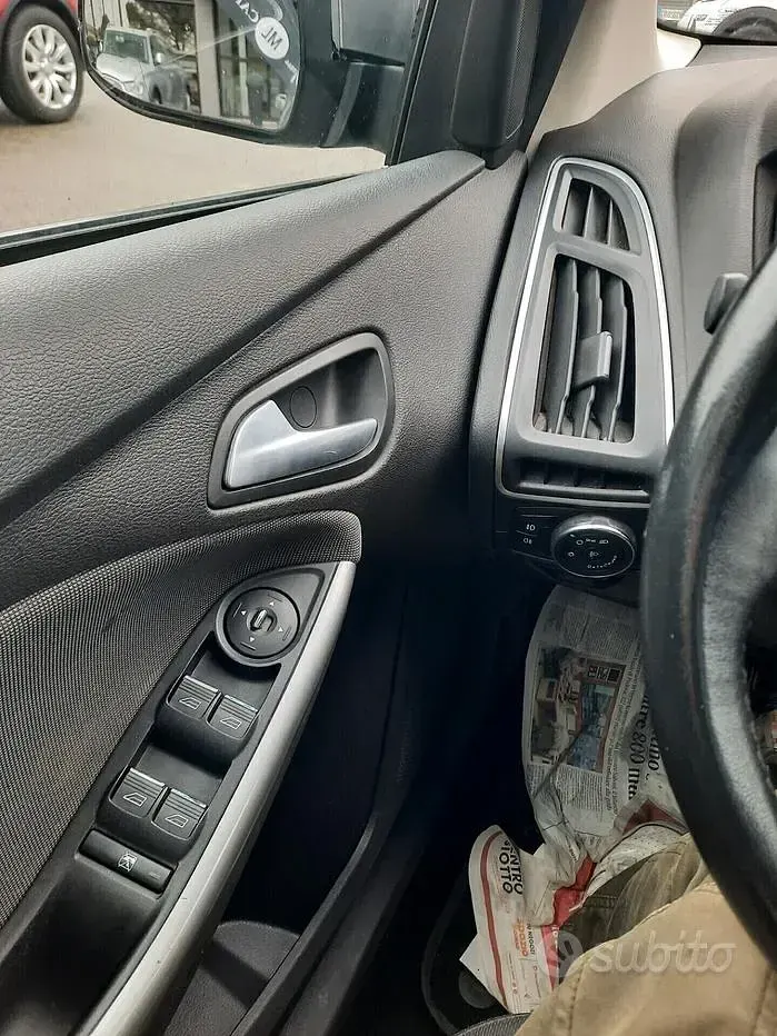 Usata Ford Focus 116 CV (85 kW) 2012 Grigio Station wagon