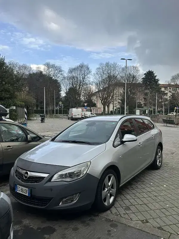 Usata Opel Astra 140 CV (102 kW) 2011 Argento Station wagon