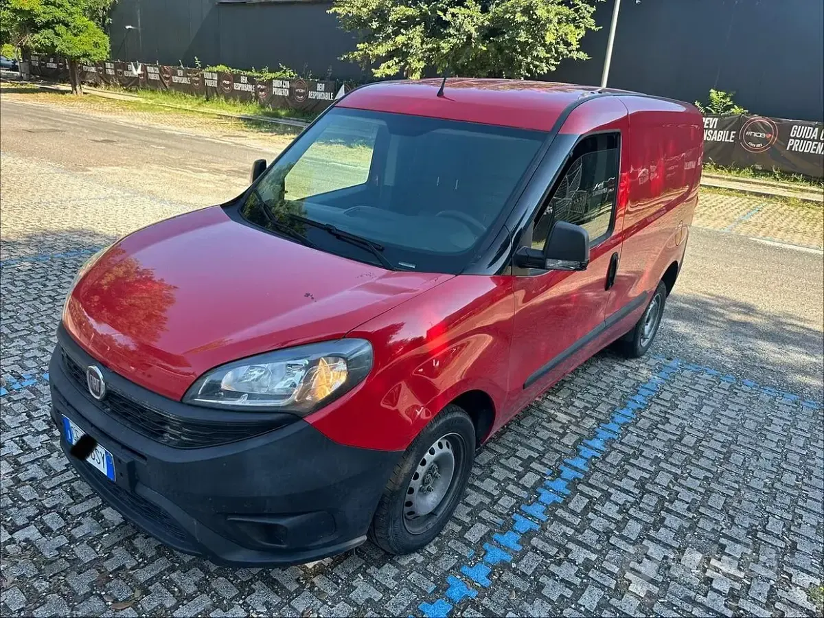 Usata Fiat Doblò 95 CV (69 kW) 2021 Rosso Monovolume