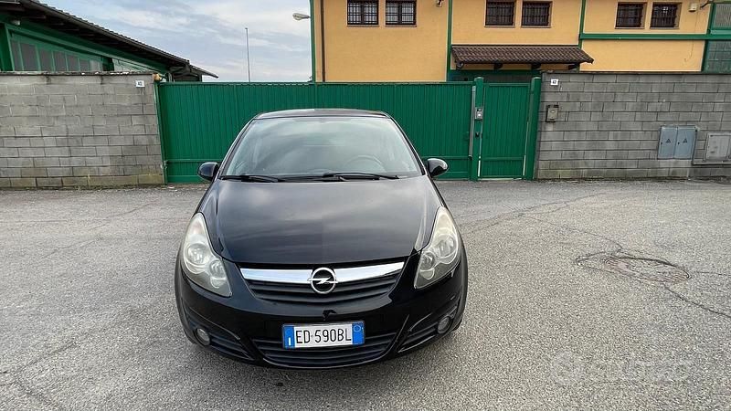 Nero Usata 2010 Opel Corsa Cosmo Tre volumi | 2900 € (Ottimo prezzo) - Immagine 1/4