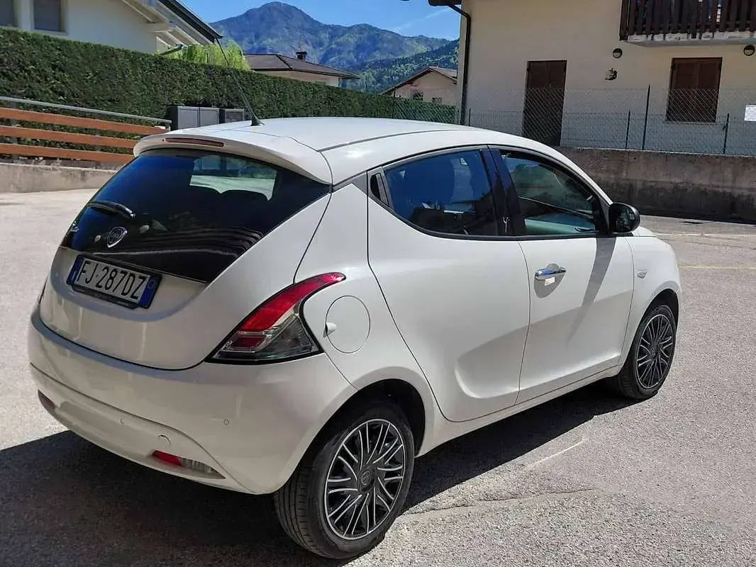 Usata Lancia Ypsilon 95 CV (69 kW) 2017 Bianco Utilitaria