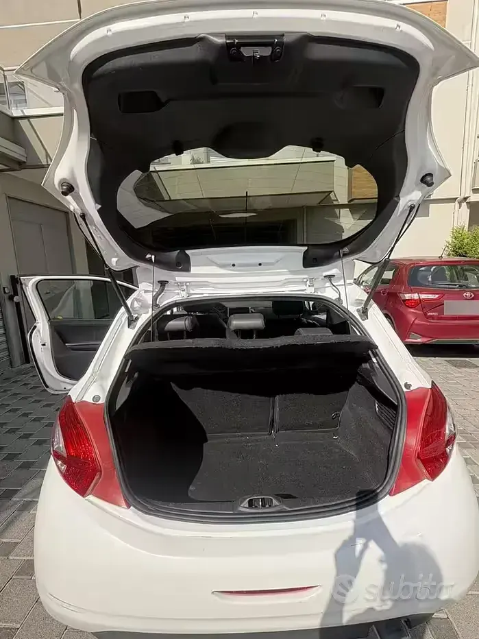 Usata Peugeot 208 Allure 68 CV (50 kW) 2012 Bianco Utilitaria