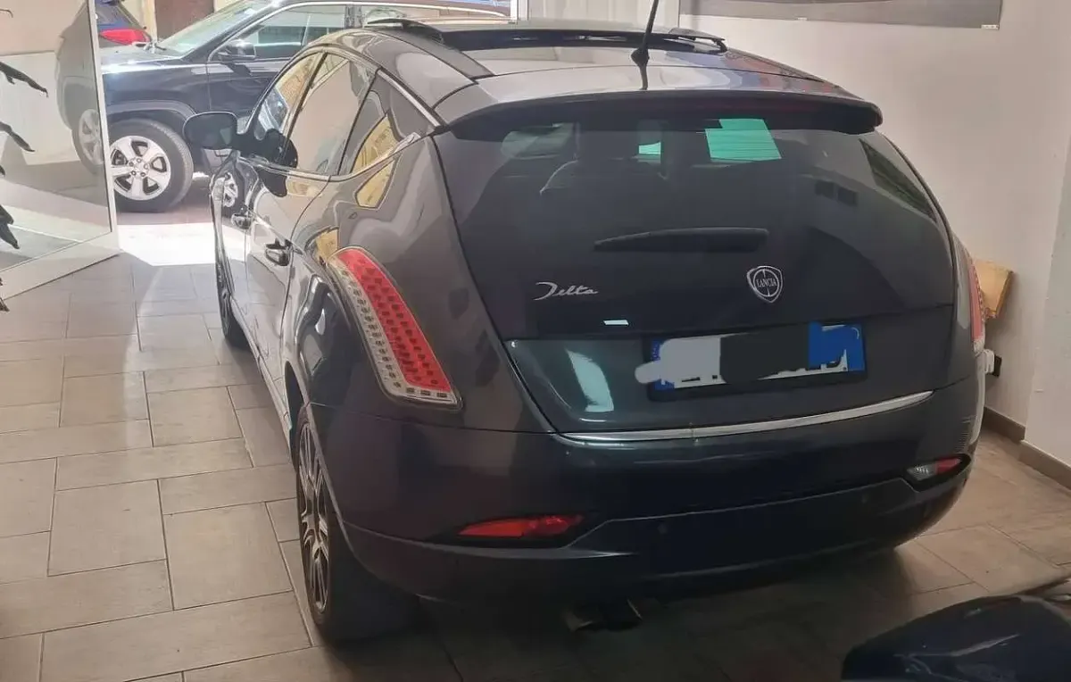 Usata Lancia Delta Gold 120 CV (88 kW) 2014 Utilitaria