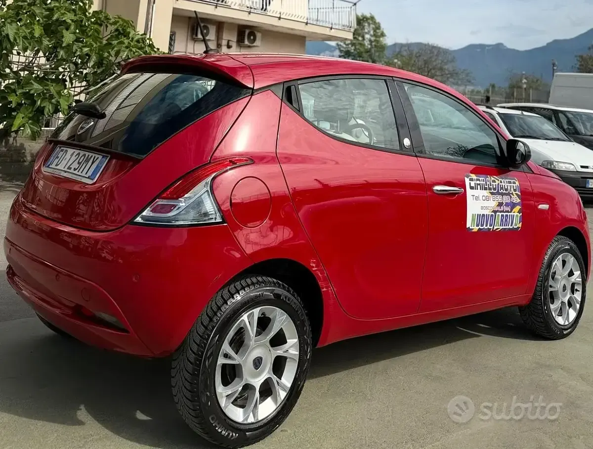 Begagnad Lancia Ypsilon 84 HK (61 kW) 2016 Röd Halvkombi