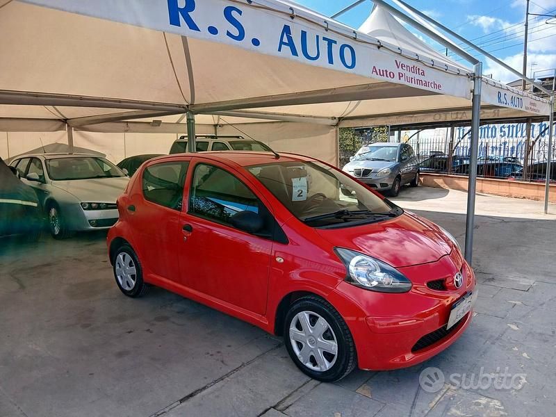 Usata Toyota Aygo 68 CV (50 kW) 2005 Rosso Utilitaria