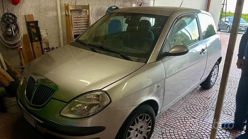 Usata Lancia Ypsilon 70 CV (51 kW) 2004 Grigio Utilitaria