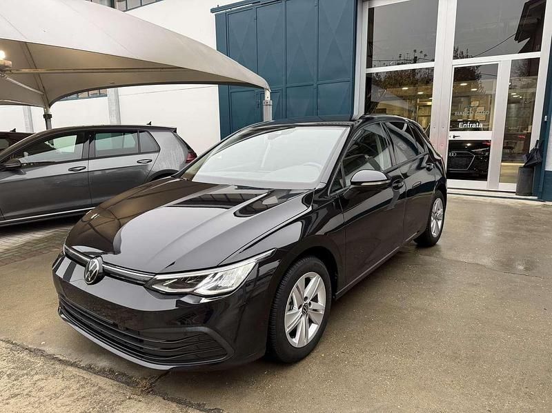 Nero Usata 2023 VW Golf VIII Life Tre volumi | 27.900 € (Buon prezzo) - Immagine 1/4