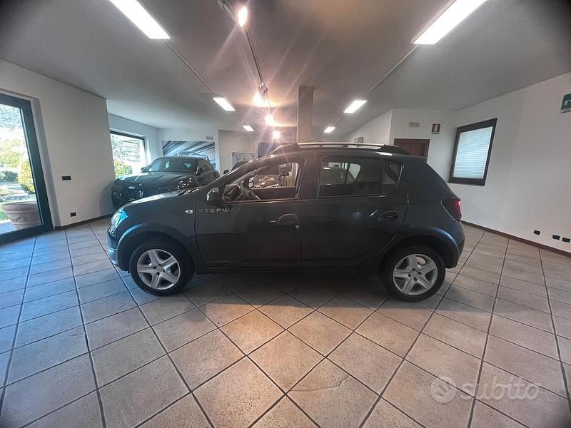 Usata Dacia Sandero Stepway 90 CV (66 kW) 2016 Grigio Berlina