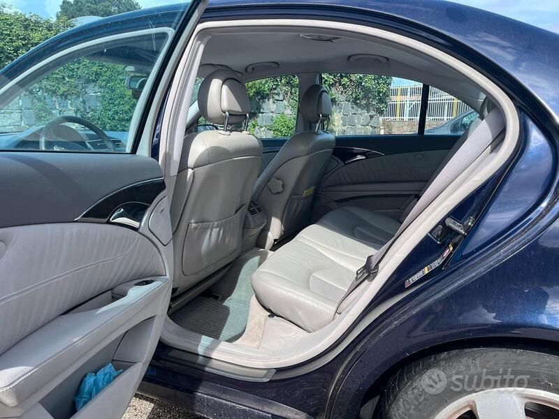 Usata Mercedes E220 150 CV (110 kW) 2003 Blu Berlina