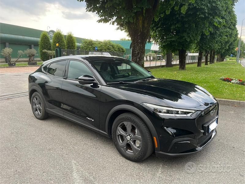 Nero Usata 2023 Ford Mustang Mach-E SUV | 27.950 € (Super prezzo) - Immagine 1/4