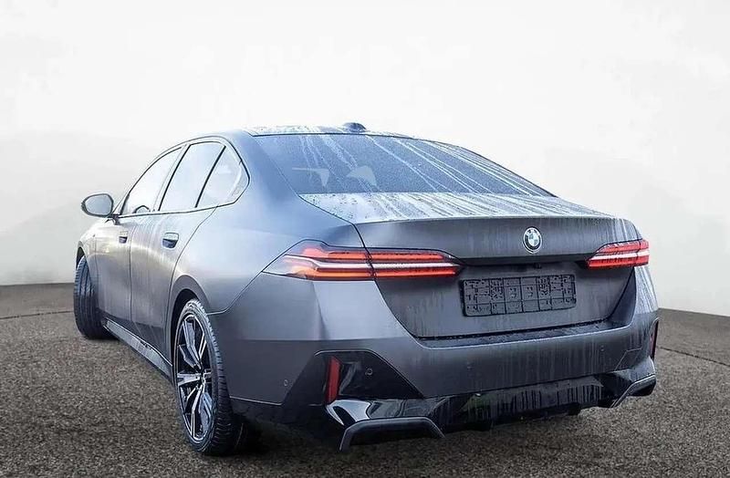 Usata BMW 520 M Sport 197 CV (144 kW) 2024 Frozen deep gray Berlina