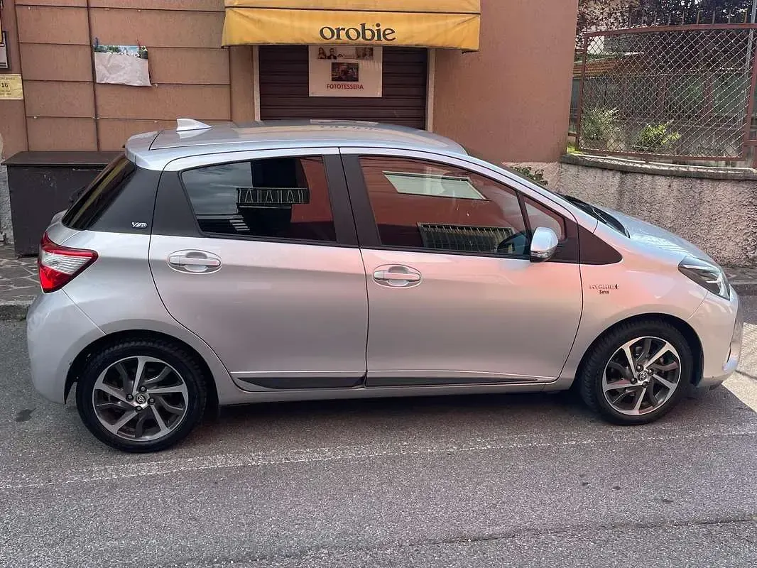 Usata Toyota Yaris Edition 73 CV (53 kW) 2019 Grigio