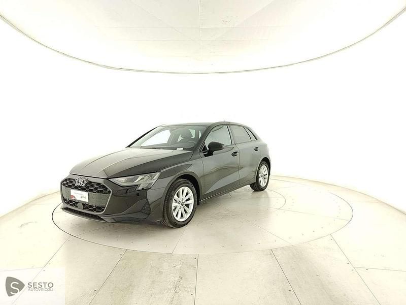 Nero brillante Nuova 2025 Audi A3 Business Berlina | 35.300 € (Super prezzo) - Immagine 1/4