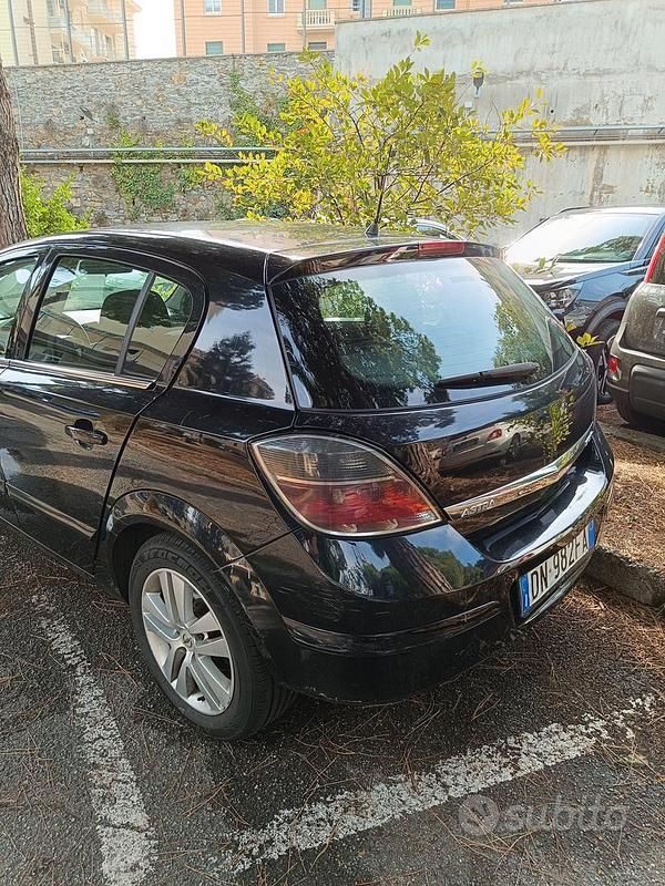 Usata Opel Astra 125 CV (91 kW) 2008 Nero Berlina