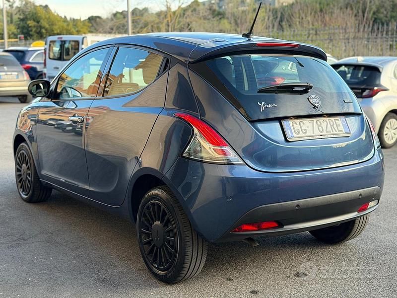 Usata Lancia Ypsilon Silver 70 CV (51 kW) 2021 Blu Utilitaria