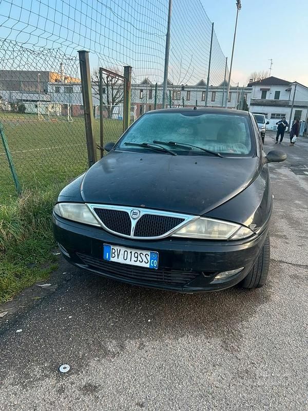 Usata Lancia Ypsilon 80 CV (58 kW) 2001 Nero Utilitaria