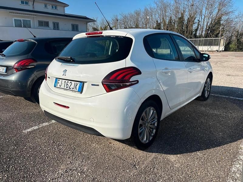 Usata Peugeot 208 Allure 81 CV (59 kW) 2017 Bianco Utilitaria
