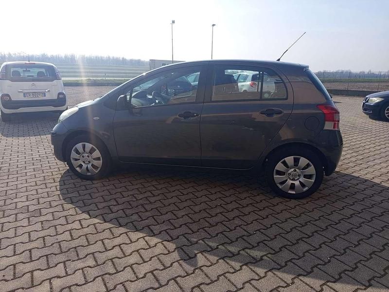 Usata Toyota Yaris 69 CV (50 kW) 2010 Grigio Utilitaria