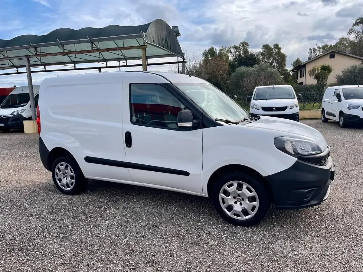 Begagnad Fiat Doblò 120 HK (88 kW) 2021 Vit Minibuss