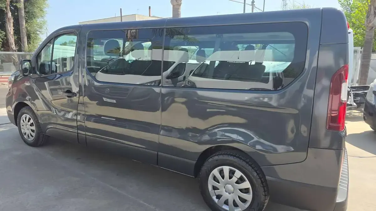 Usata Renault Trafic 150 CV (110 kW) 2023 Grigio Monovolume