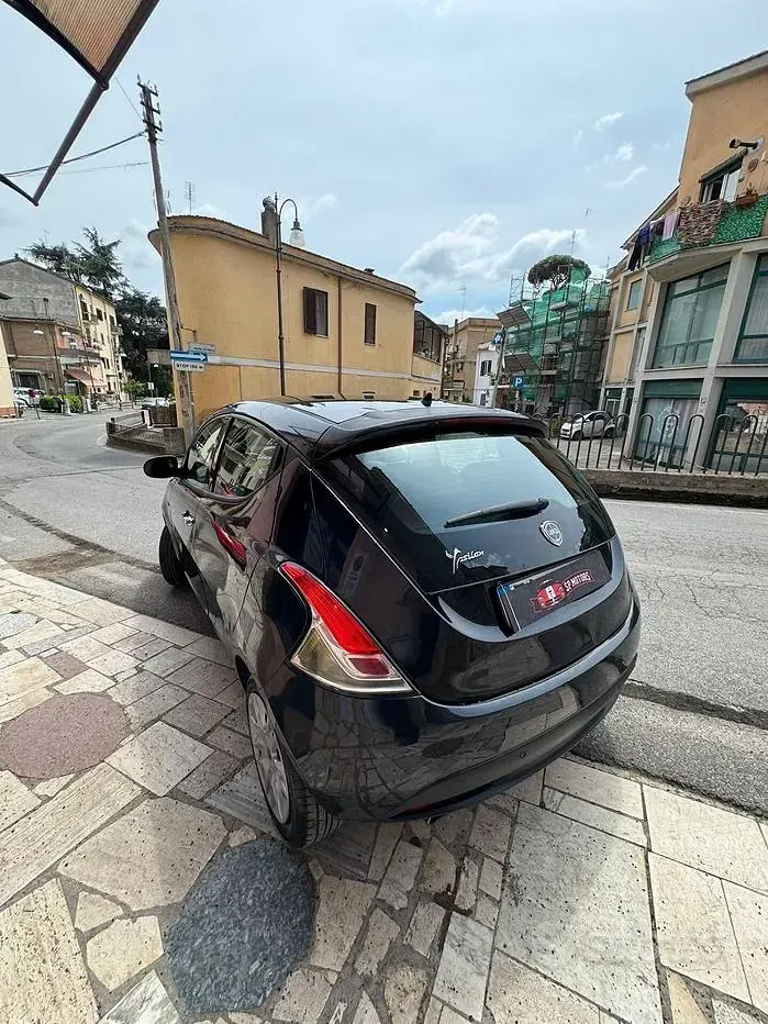 Usata Lancia Ypsilon Platinum 69 CV (50 kW) 2015 Nero Utilitaria