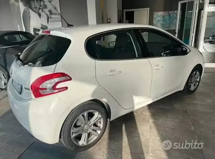 Usata Peugeot 208 Active 82 CV (60 kW) 2014 Bianco Utilitaria