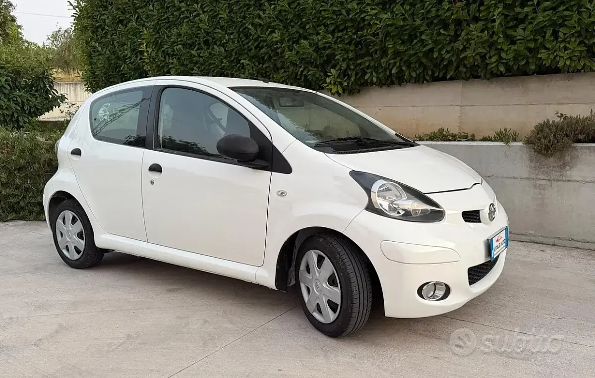 Usata Toyota Aygo Connect Style 68 CV (50 kW) 2010 Bianco Utilitaria