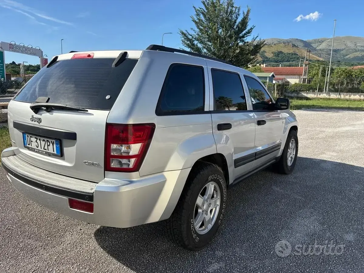 Usata Jeep Grand Cherokee Overland 218 CV (160 kW) 2006 Grigio SUV