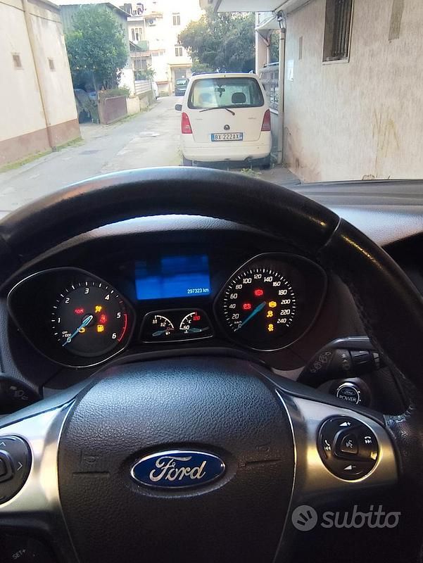 Grigio Usata 2013 Ford Focus Titanium Tre volumi | 3500 € (Buon prezzo) - Immagine 1/4