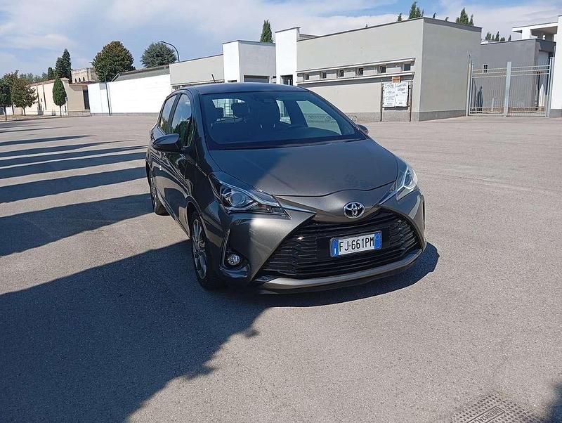 Usata Toyota Yaris 86 CV (63 kW) 2018 Grigio Berlina