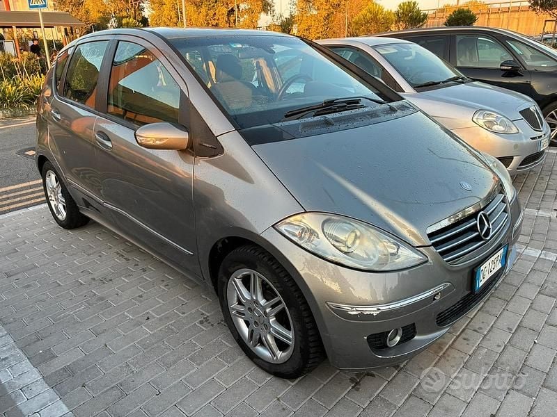 Grigio Usata 2007 Mercedes A150 Tre volumi | 3200 € (Buon prezzo) - Immagine 1/4