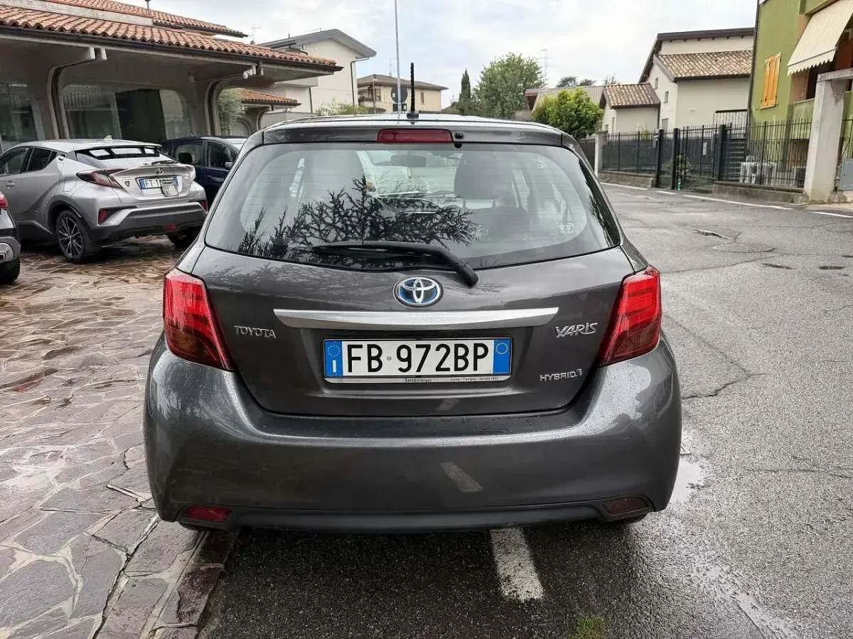 Usata Toyota Yaris Hybrid Active 75 CV (55 kW) 2015 Grigio Berlina