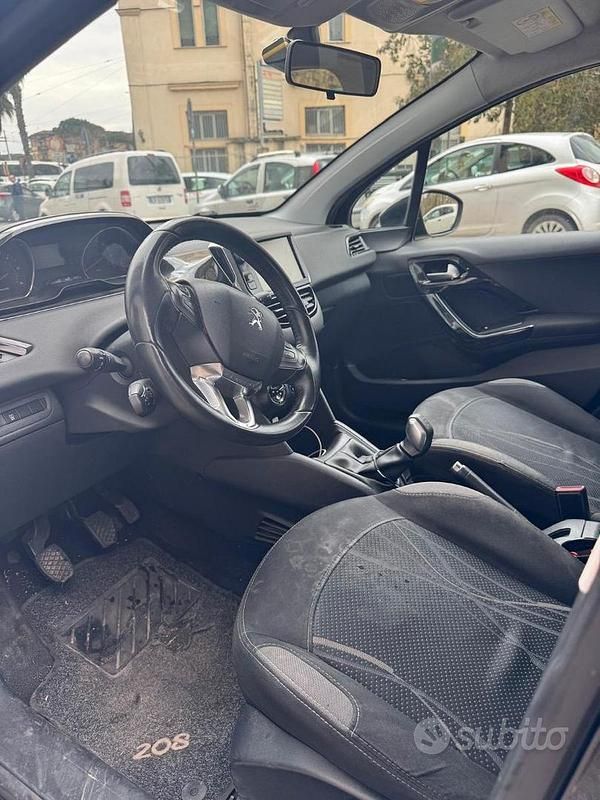 Usata Peugeot 208 68 CV (50 kW) 2015 Nero Utilitaria