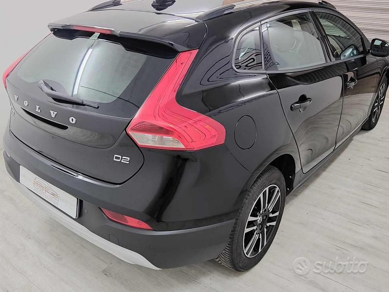 Usata Volvo V40 CC 120 CV (88 kW) 2018 Nero Station wagon