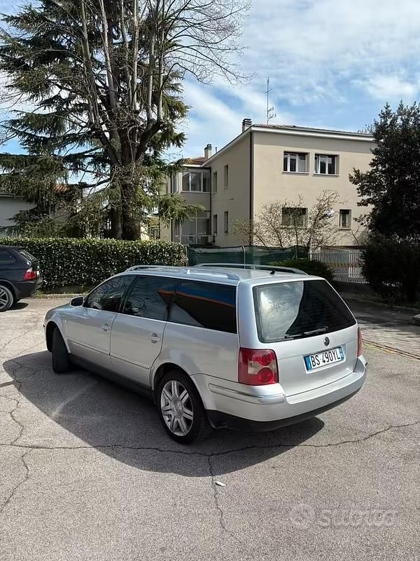 Usata VW Passat 131 CV (96 kW) 2001 Grigio Station wagon