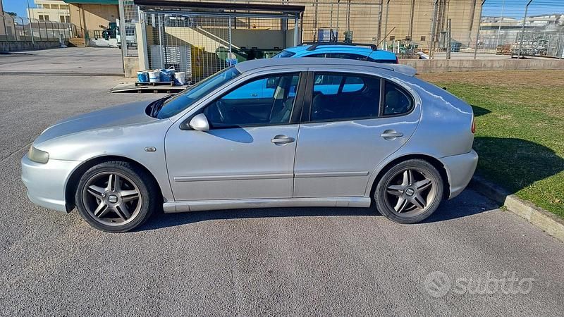 Grigio Usata 2003 Seat Leon Tre volumi | 1000 € (Super prezzo) - Immagine 1/3