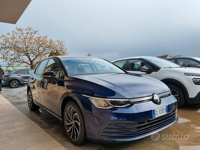 Usata VW Golf VIII Life 110 CV (80 kW) 2022 Blu Berlina