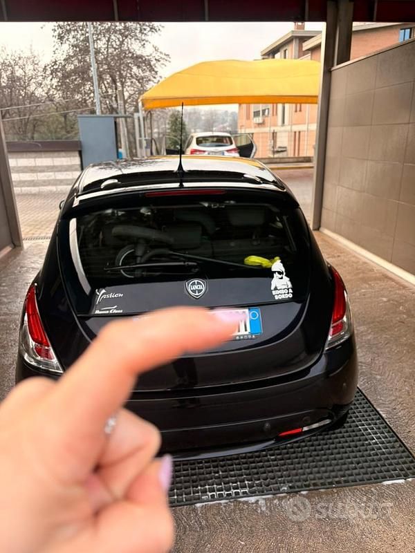 Usata Lancia Ypsilon 69 CV (50 kW) 2018 Nero Utilitaria