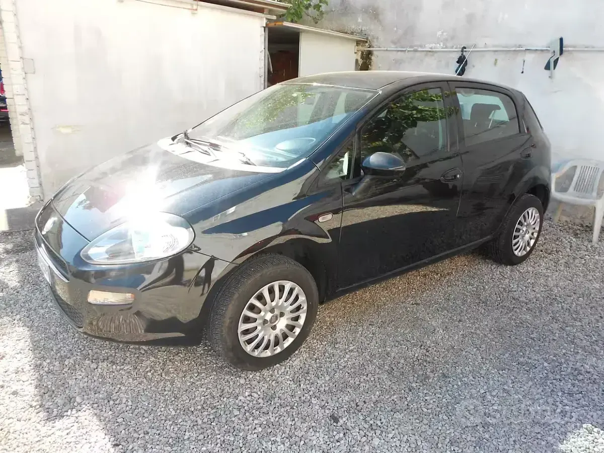 Usata Fiat Punto Lounge 70 CV (51 kW) 2015 Nero Utilitaria