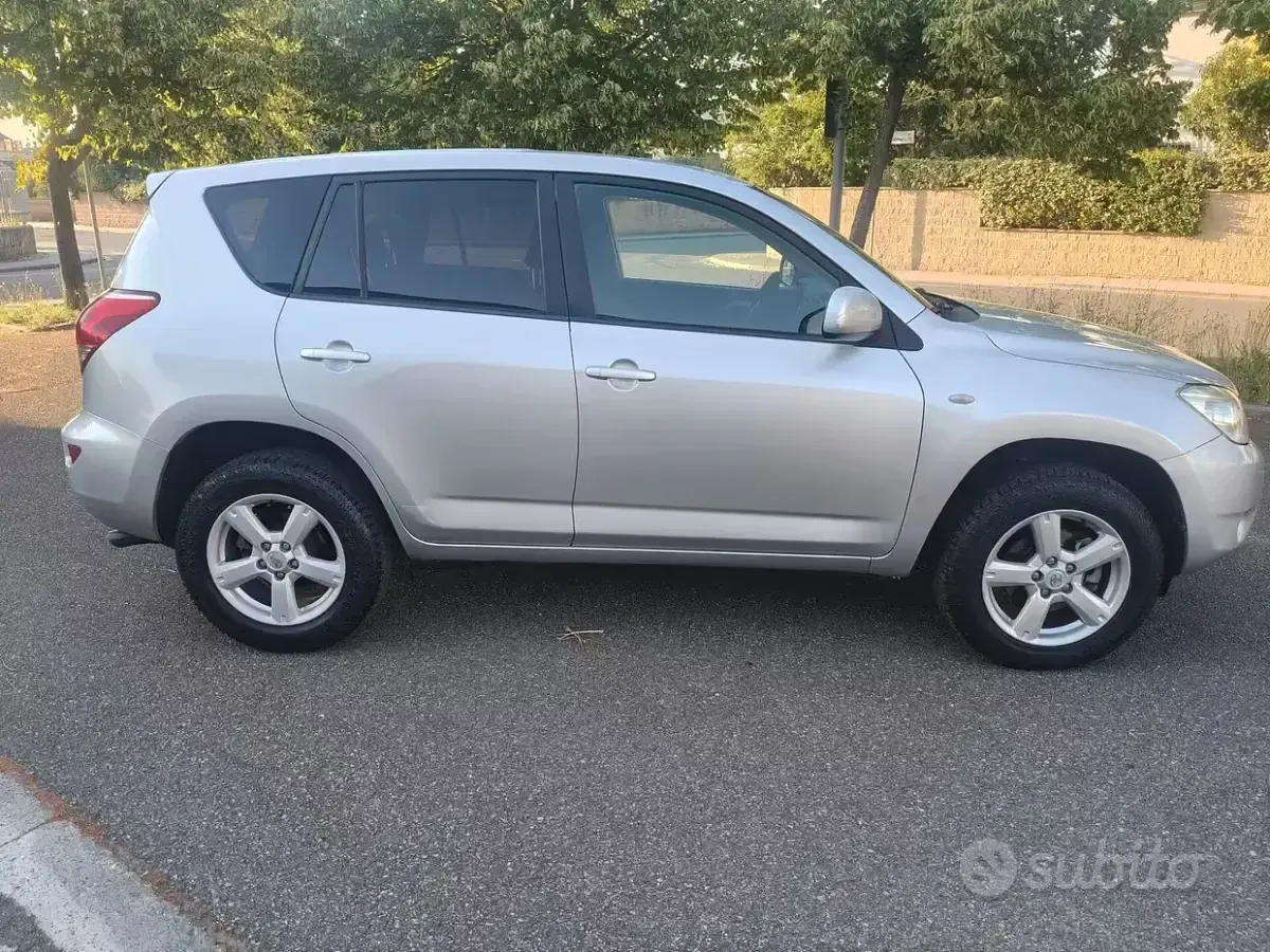 Usata Toyota RAV4 136 CV (100 kW) 2007 Grigio SUV