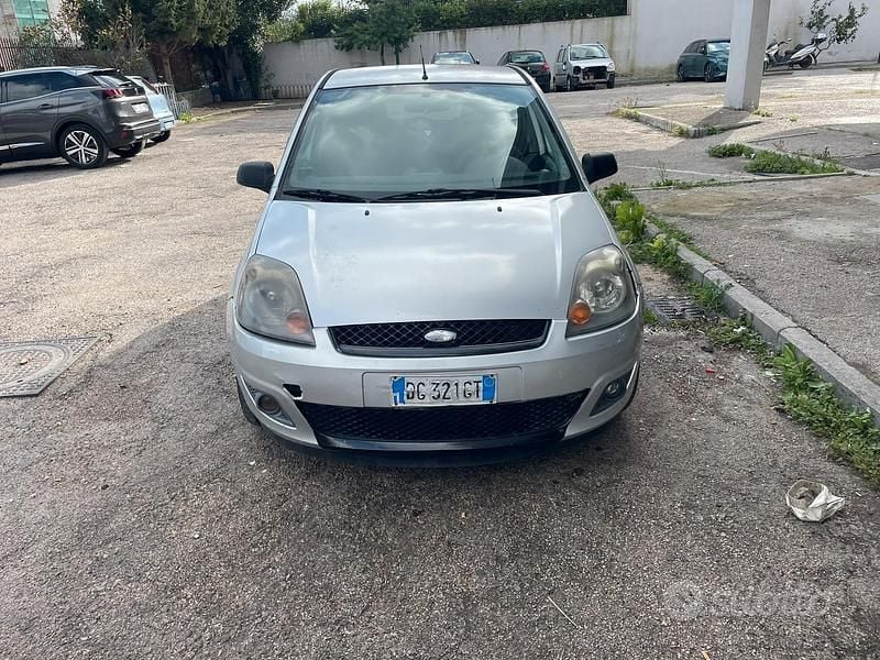 Usata Ford Fiesta 68 CV (50 kW) 2007 Grigio Berlina