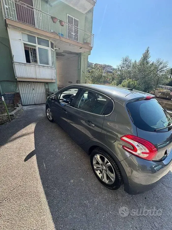 Usata Peugeot 208 68 CV (50 kW) 2013 Grigio Utilitaria