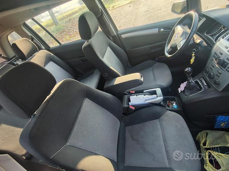 Usata Opel Zafira 2009 Grigio Monovolume