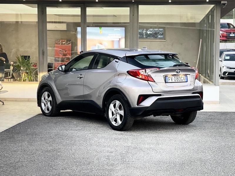 Usata Toyota C-HR 98 CV (72 kW) 2019 Argento SUV