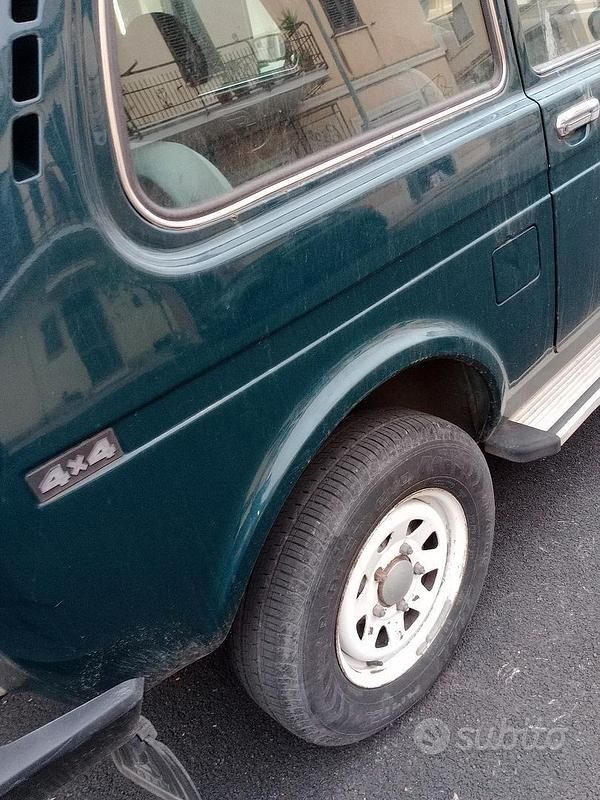 Verde Usata 2006 Lada niva SUV | 3500 € (Buon prezzo) - Immagine 1/4