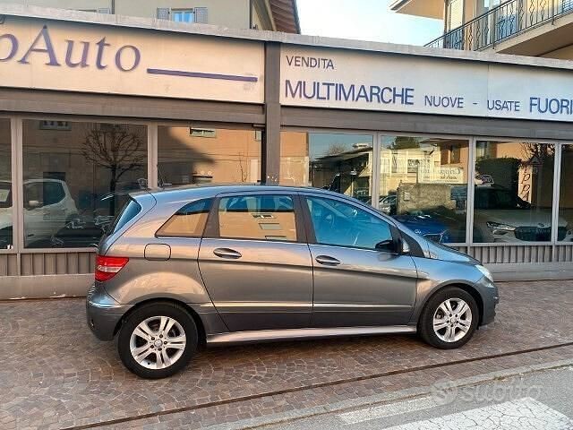 Usata Mercedes B180 109 CV (80 kW) 2010 Grigio Monovolume