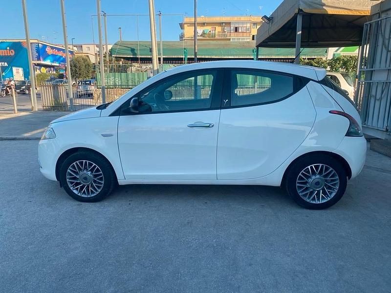 Usata Lancia Ypsilon 95 CV (69 kW) 2012 Bianco Utilitaria