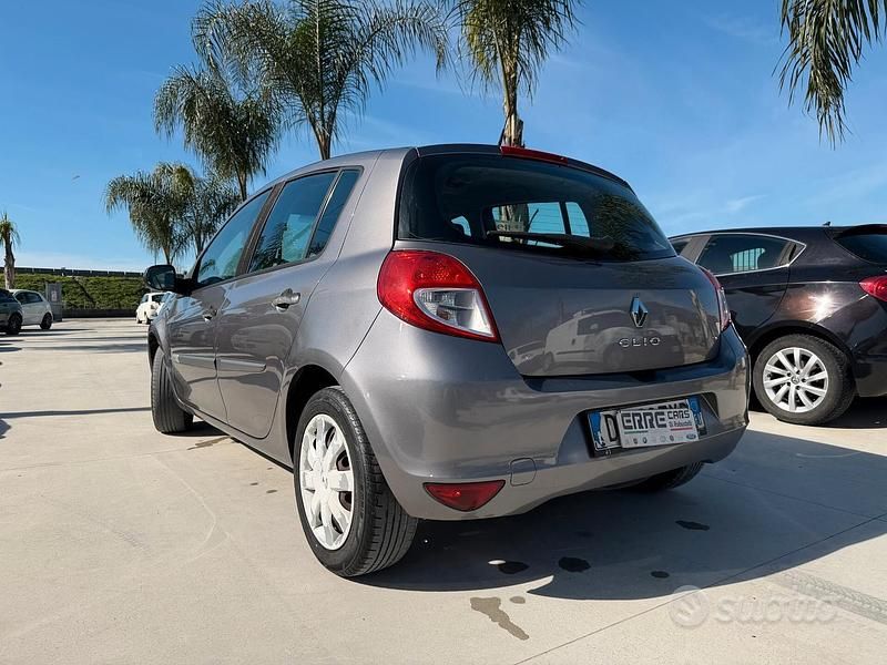 Usata Renault Clio II 75 CV (55 kW) 2010 Grigio Berlina