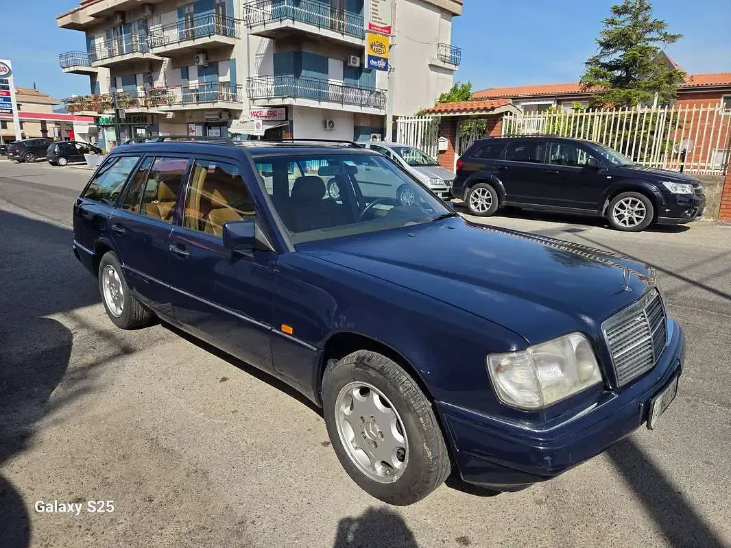 Usata Mercedes E300 188 CV (138 kW) 1995 Blu/azzurro Station wagon