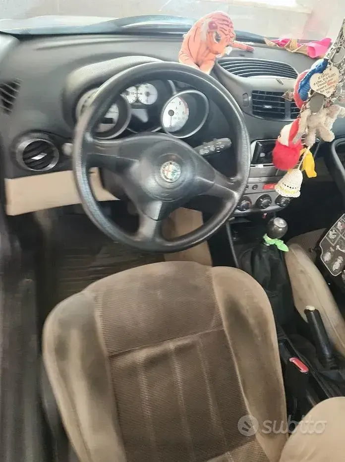 Usata Alfa Romeo 147 116 CV (85 kW) 2004 Grigio Utilitaria